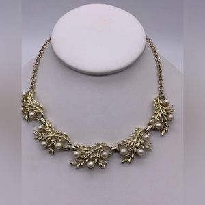 SARAH COVENTRY Vintage Gold Tone and Faux Pearl Flower Collar Necklace
